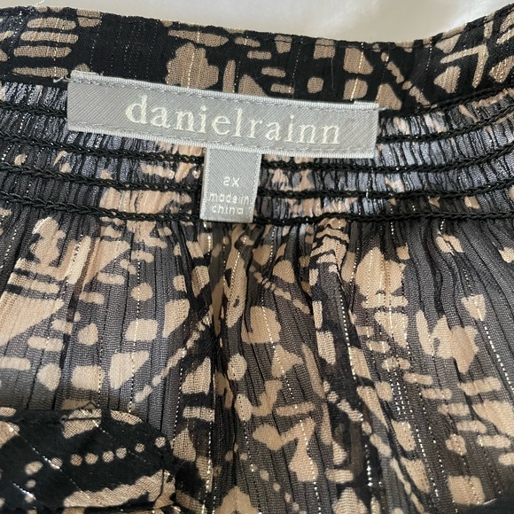 Sheer blouse in black and gold. - Picture 2 of 2